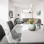 Haus Mit Yachthafenblick In Ferienhaus *